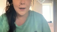 Brunette solo masturbation on webcam